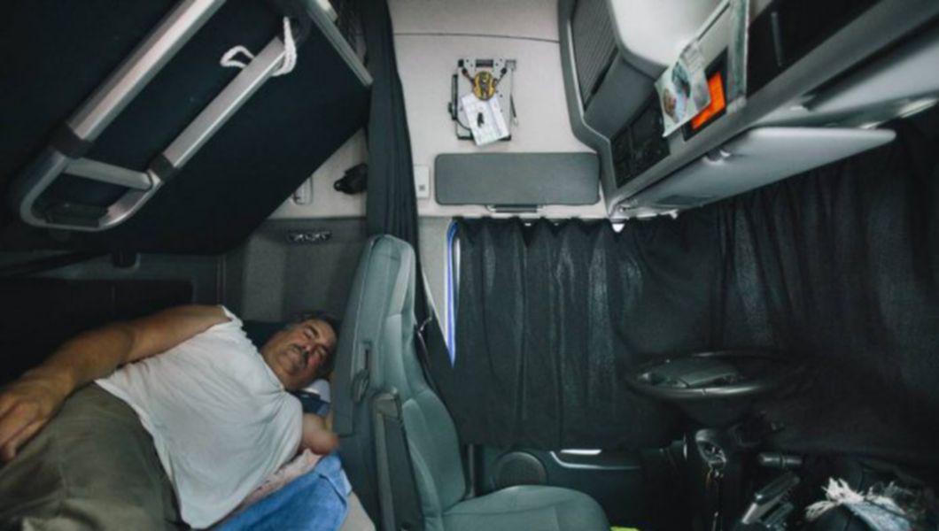 Cea Mai Emotionanta Scrisoare A Unei Femei Adresata Sotului Ei Sofer De Camion Dar Pentru Tine Cum O Fi Noaptea In Cabina Mica Si Intunecata Singur Buna Ziua Iasi Bzi Ro