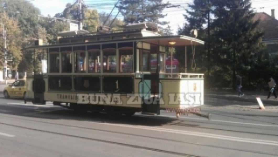 Tramvaiul De Epoca Circula Pe Strazile Din Iasi Ratp Prelungeste Programul Bzi Ro