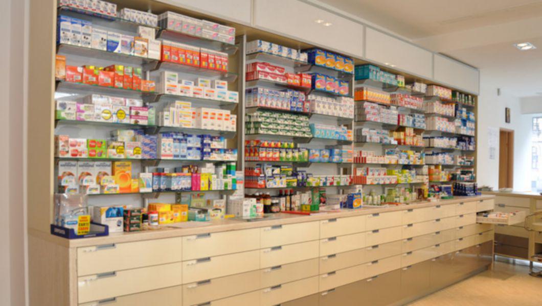 Pe Rafturile Farmaciilor Stau Gramezi De Bani Acelasi Lant De