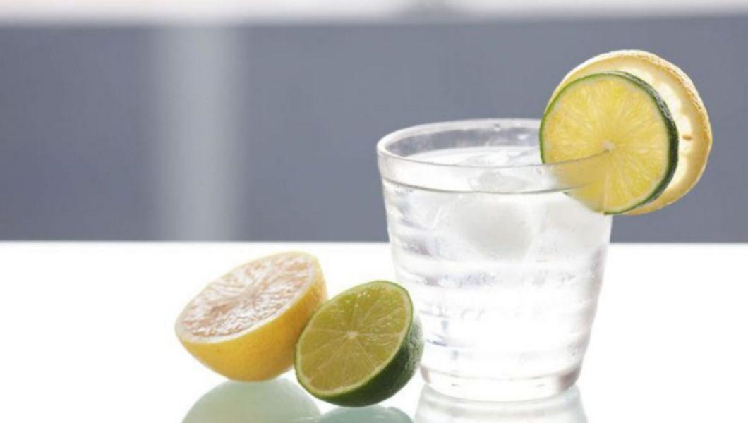Apa cu lămâie slăbește și ajută digestia