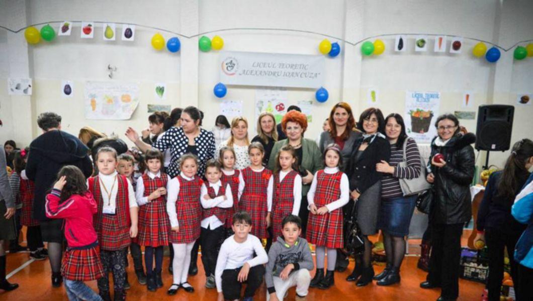 Targ De Produse Bio Organizat De Liceul Teoretic Alexandru Ioan Cuza Din Iasi Cu Titlul Hrana Vie Sanatatea Vietii Foto Buna Ziua Iasi Bzi Ro