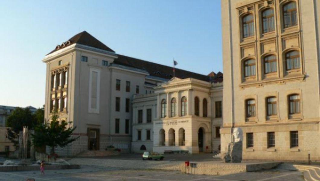 Reporteris Chirica Ii Dă Iașul Lui Asimionesei Bucată Cu Bucată Magazine Pe Spațiul Verde La Policlinica Mare