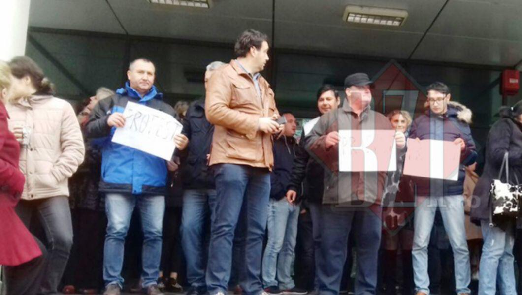 Au Ajuns La Disperare Cand Au Vazut Cat E Salariul Au Inlemnit Luni De Zile Acesti Angajati Din Iasi Au Fost Pacaliti Ca Vor Duce O Viata Mai Buna Buna