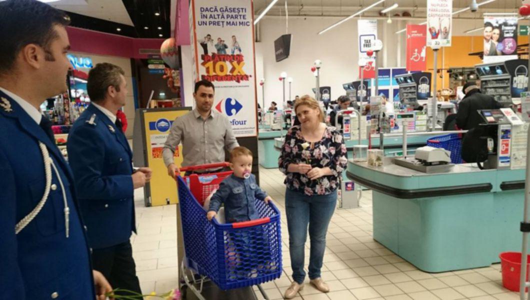 Flori Pentru Femei Oferite De Carrefour Felicia Si Jandarmeria Iasi Foto Buna Ziua Iasi Bzi Ro