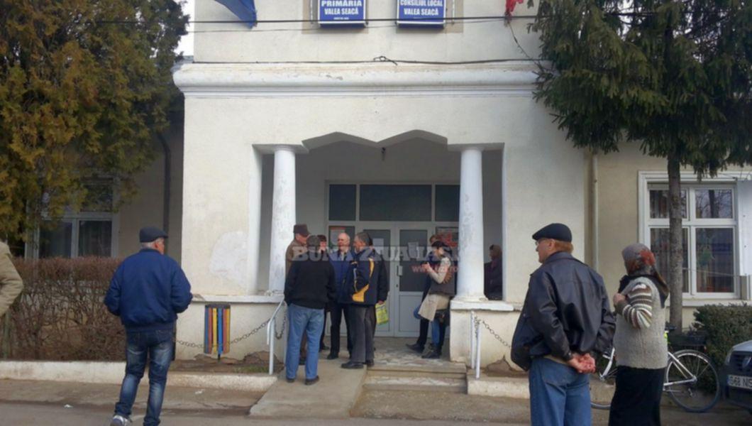 Scandal Monstruos Protest Spontan La Primaria Valea Seaca Acuze Intre Primar Si Angajati Foto Bzi Ro