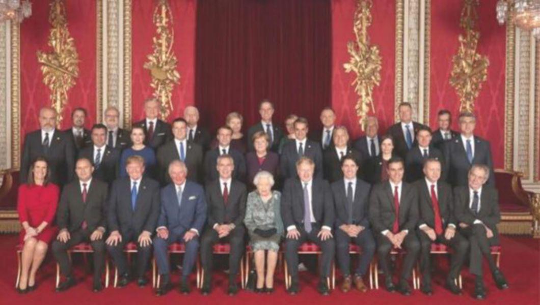 Poza De Grup De La Recepţia Oferită De Regina Elisabeta A Ii A Cum A Apărut Prima Doamnă A Romaniei Buna Ziua Iasi Bzi Ro