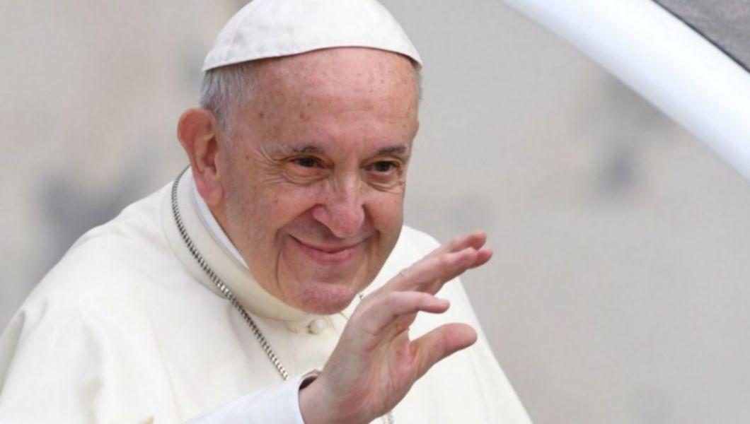 Papa Francisc face cu mâna