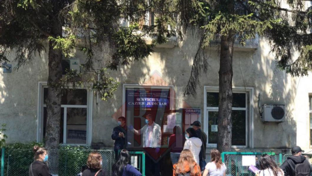 Coada La Eliberarea Cazierului Juridic Din Iasi Foto Update Buna Ziua Iasi Bzi Ro