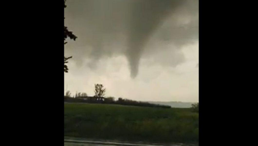 Tornadă Surprinsă Pe Drumul Dintre Botosani Si Dorohoi Video
