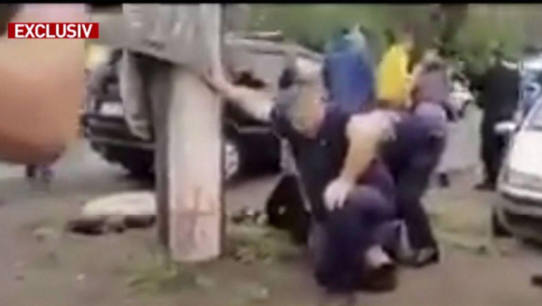 Cazul Floyd, varianta românească: Un polițist, filmat cu genunchiul pe gâtul unui bărbat