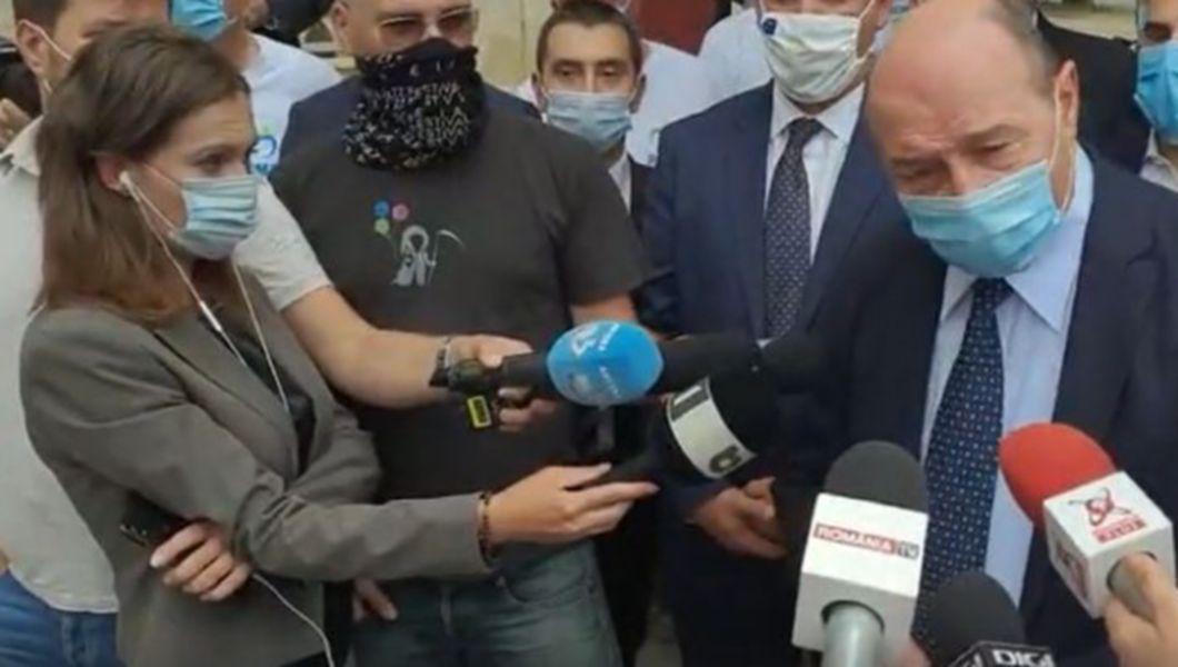 Ce a declarat Traian Băsescu la depunerea candidaturii la Primăria Capitalei: „Voi face 30%” - VIDEO