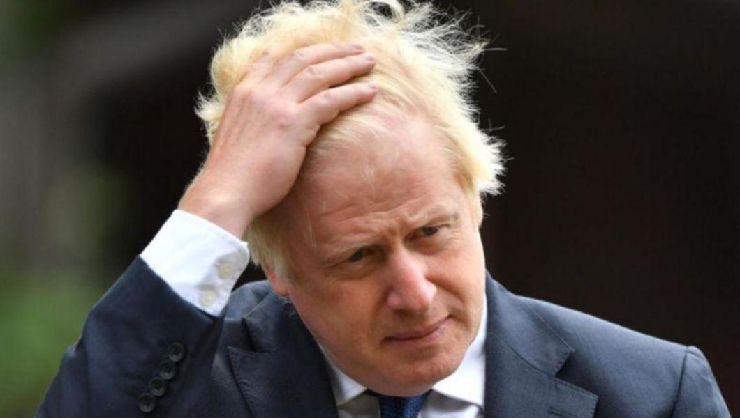 Boris Johnson cu mâna în păr