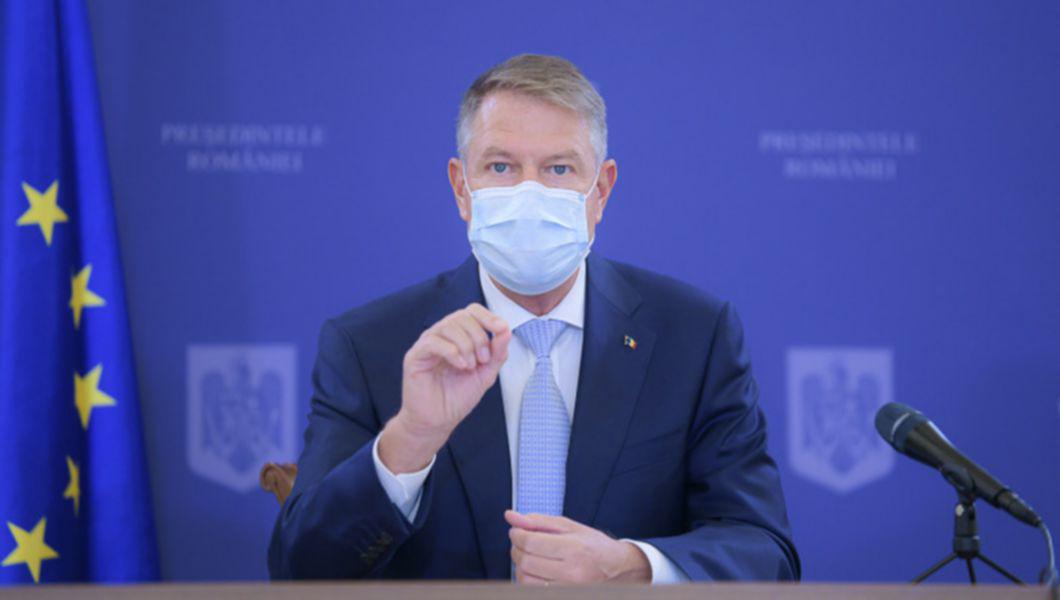 Klaus Iohannis cu masca împotriva coronavirus în timpul unei conferinţe de presă