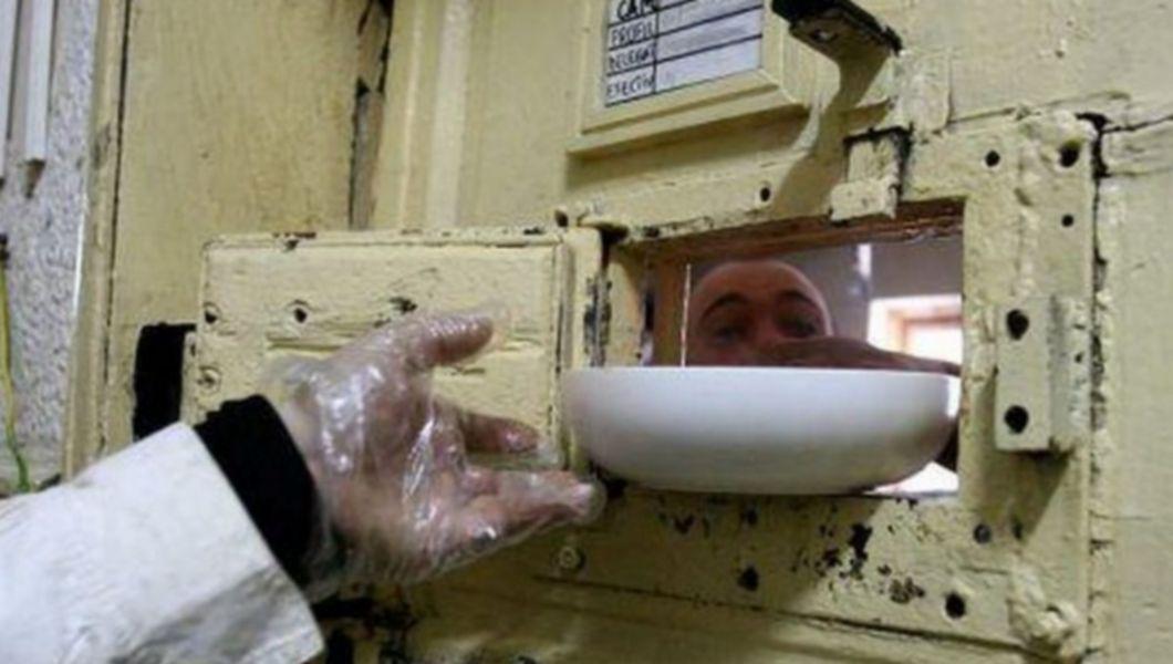 hrană dată unor deținuți din penitenciare