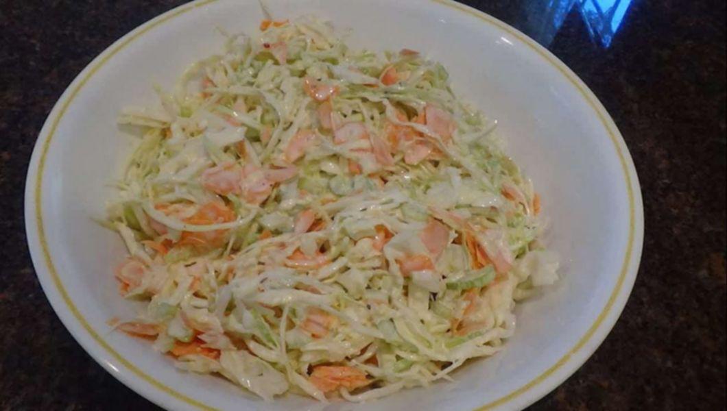 farfurie cu salata de varza pentru slabit