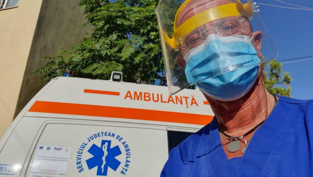 medicul Tudor Ciuhodaru echipat cu vizieră și mască de protecție lângă o ambulanță, în Iași, astă-vară