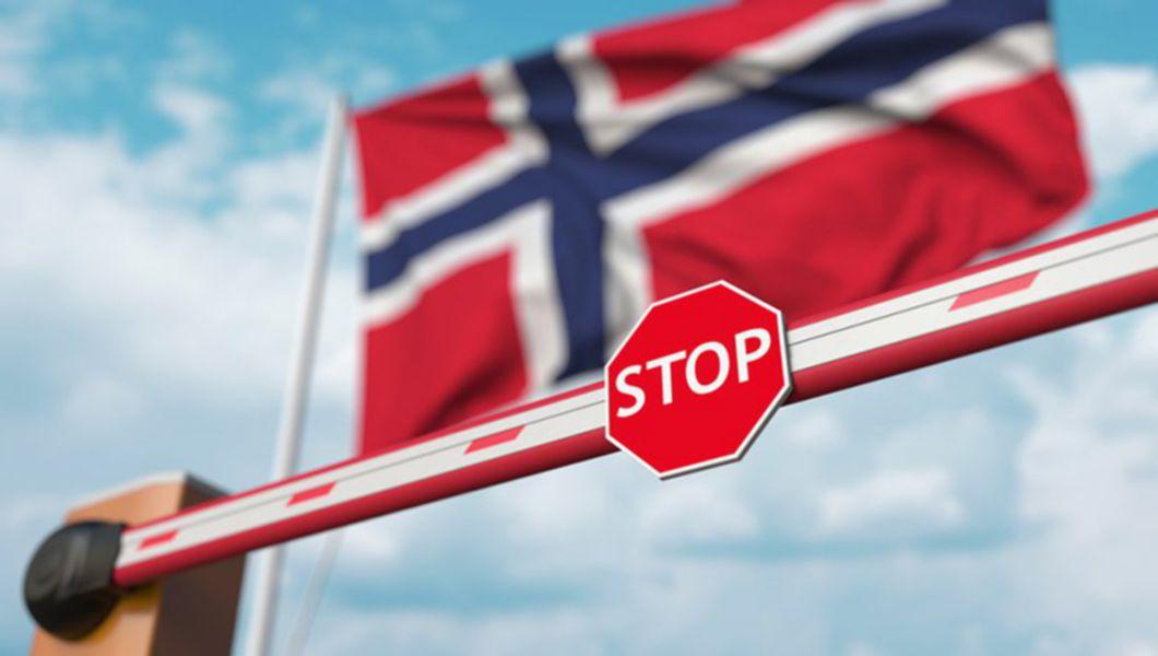 Steagul Norvegiei alaturi de semnul STOP