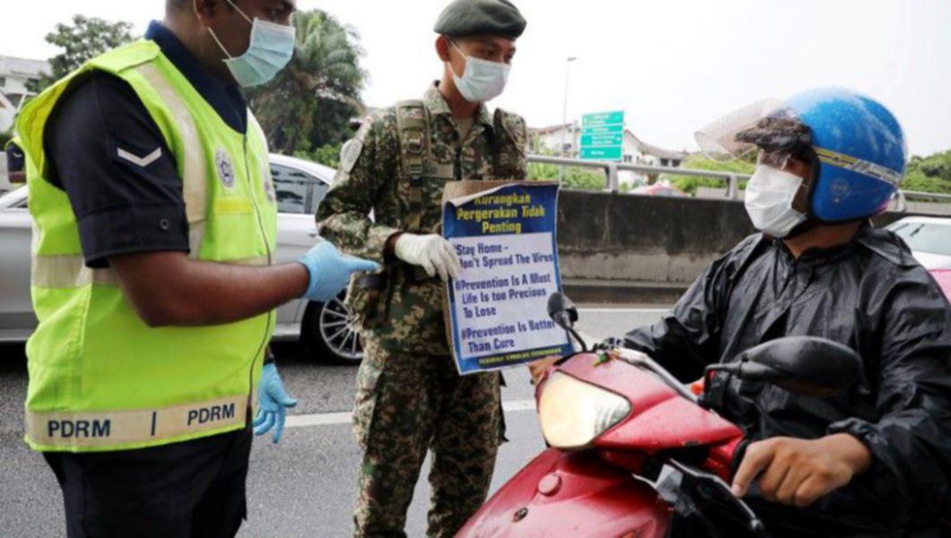 politisti din malaezia care au oprit un motociclist