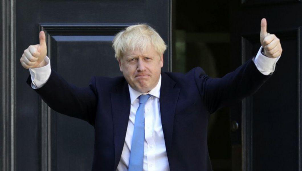 Boris Johnson cu mâinile ridicate