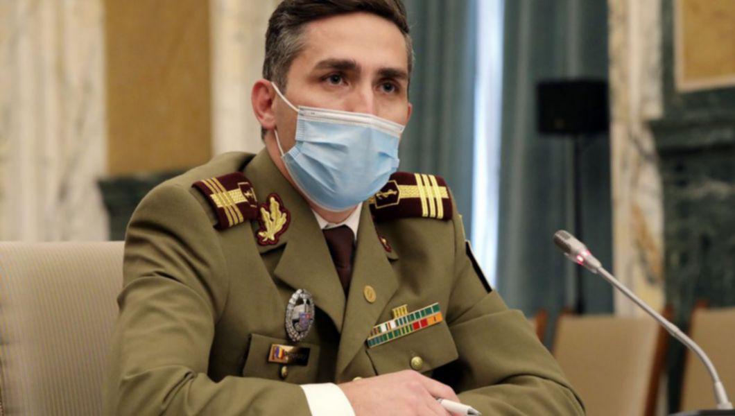Medicul militar Valeriu Gheorghiță cu mască