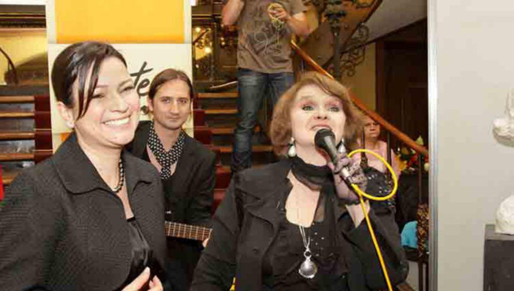 Margareta Paslaru si fiica ei Ana Maria Sencovici pe scena