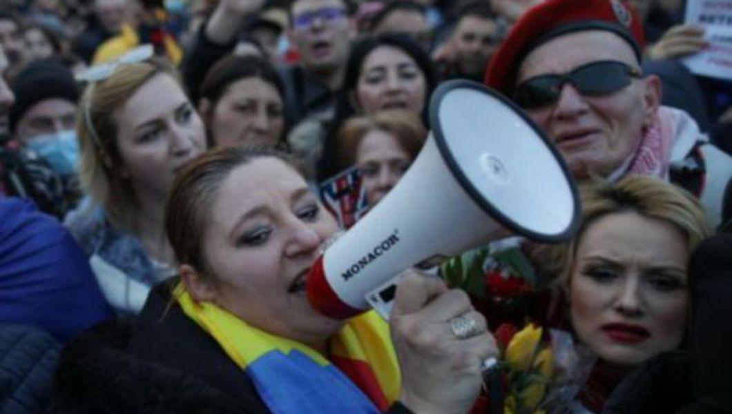 Senatoarea Diana Șoșoacă protest