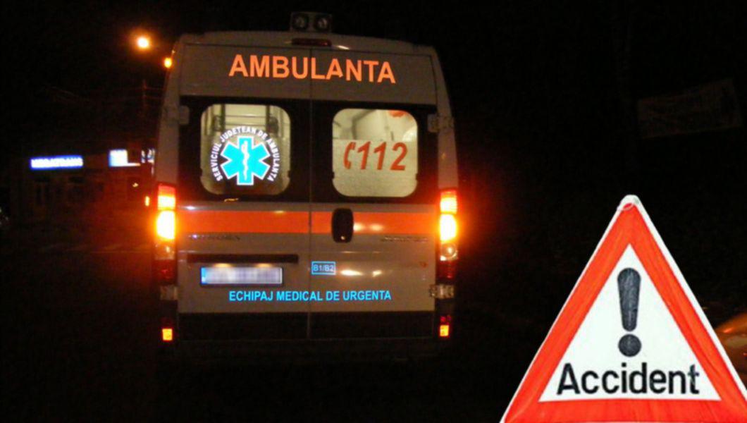 O mașină a Serviciului de Ambulanță Județean și un semn privind producerea unui accident rutier