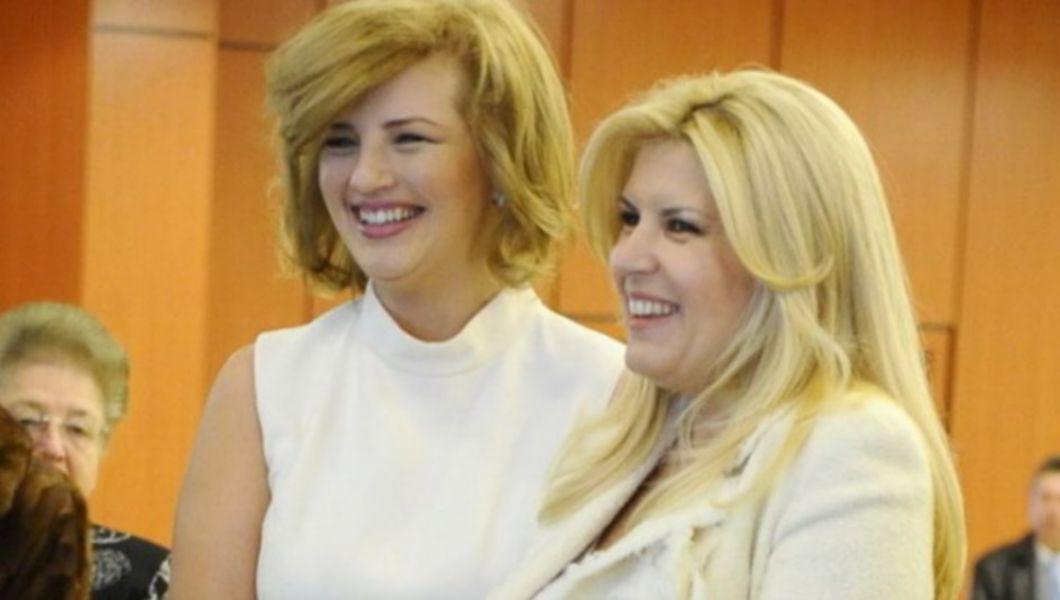 Ioana Băsescu și Elena Udrea zâmbind