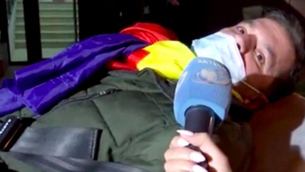 Protest Piata Universitatii, barbat retinut de jandarmi infasurat in tricolor
