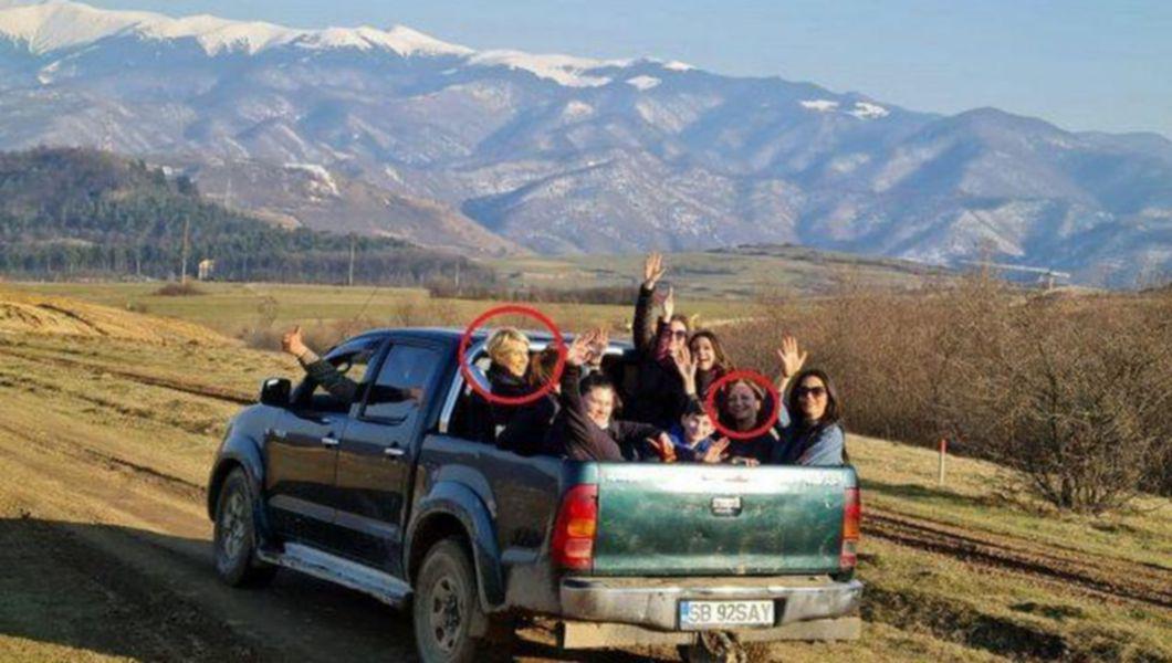 Raluca Turcan și alți membri în portbagajul unei mașini de teren