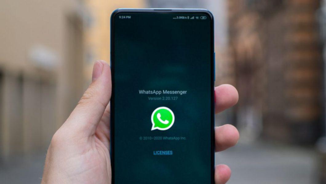 WhatsApp pe un telefon mobil