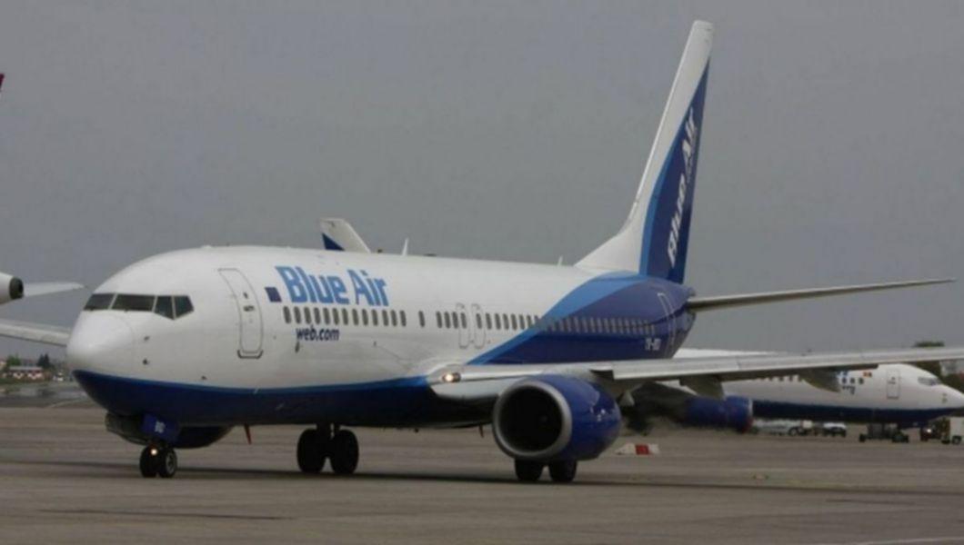 Avion Blue Air aflat pe pista Aeroportului Internațional Iași