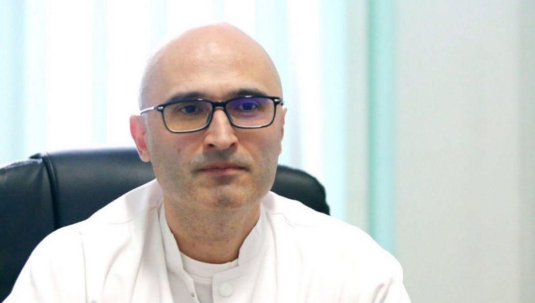 Cristian Oancea, managerul Spitalului de Infecțioase Timișoara la birou îmbrăcat în doctor