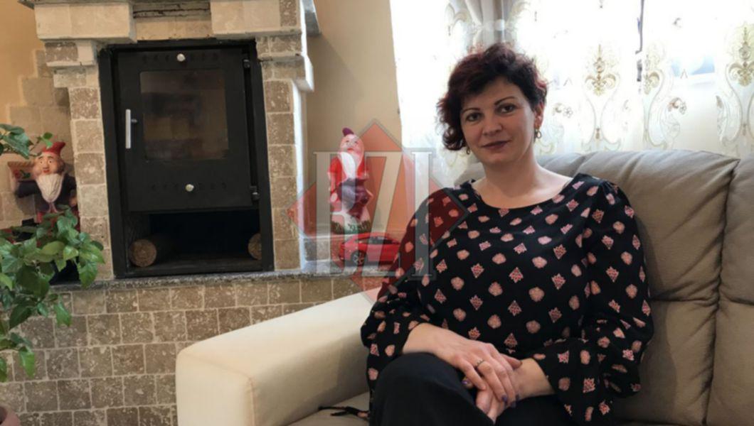 Daniela Bălteanu, asistent medical, aflată în locuința ei din Lețcani, județul Iași