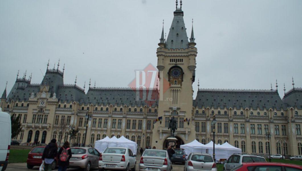 Esplanada din fața Palatului Culturii din Iași și ouă încondeiate