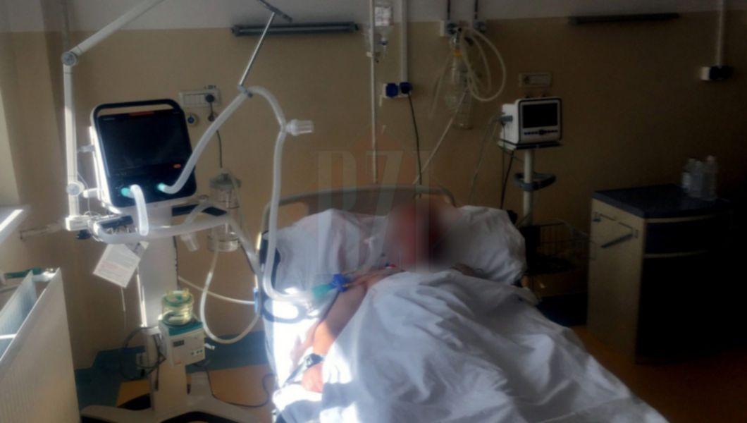 Un pacient COVID-19 aflat pe un pat, într-o secție de Terapie Intensivă, intubat mecanic cu oxigen