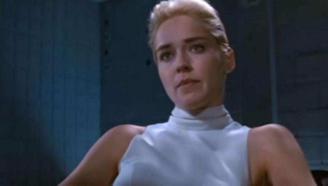 Sharon Stone intr-o rochie alba in filmul Basic Instinct