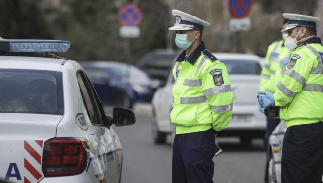politisti care opresc masinile sa vada daca se respecta masura carantinarii