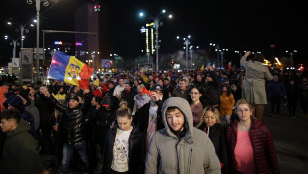 oameni protestând în București