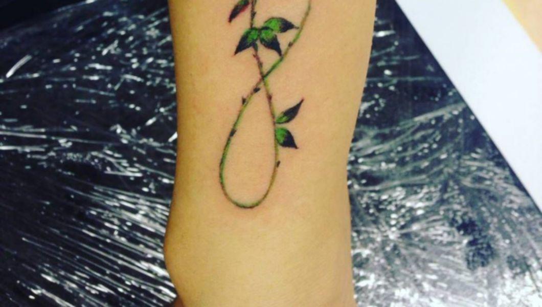 tatuaj trandafir pe mână