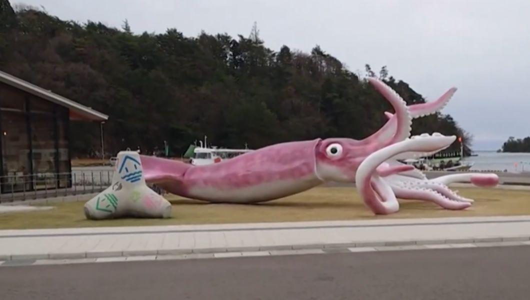 Un calamar mare de culoare roz cu alb