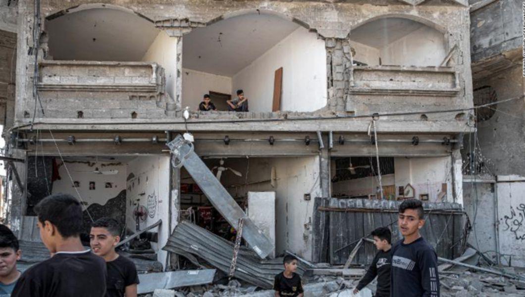 Palestinienii inspectează daunele aduse clădirilor din nordul orașului Gaza pe 20 mai.