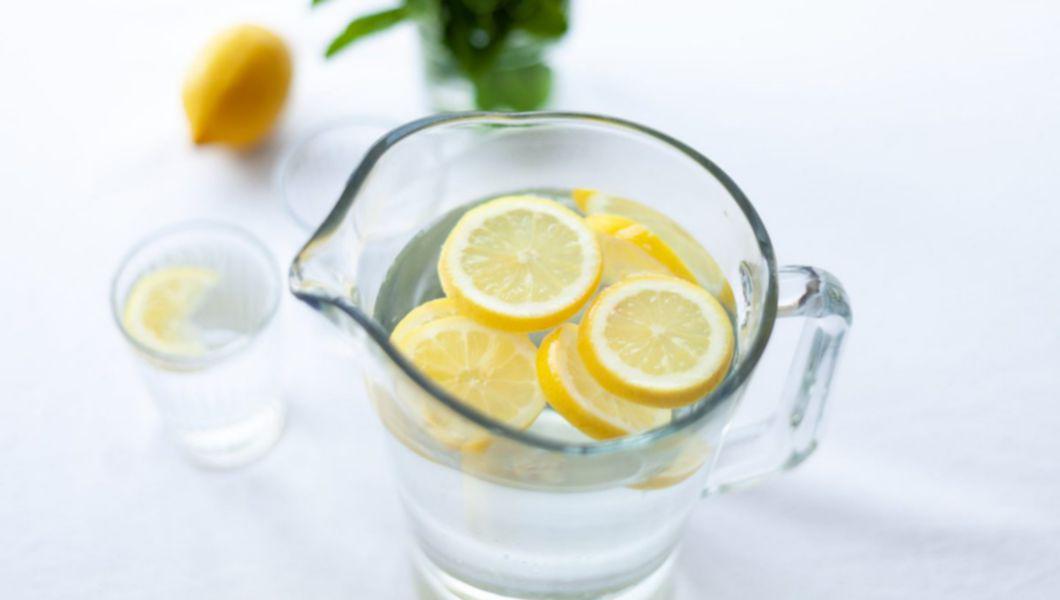 Apa cu lămâie slăbește și ajută digestia