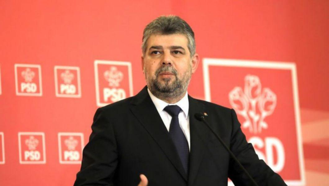 Marcel Ciolacu, liderul PSD, cu mâinile în aer gesticulând la o conferință de presă