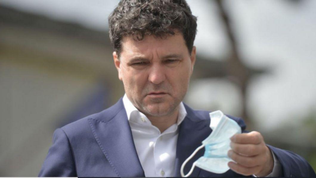 Nicușor Dan, primarul Bucureștiului ține o mască în mână