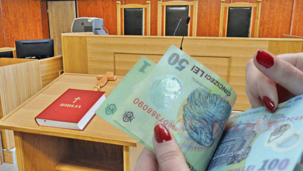 O femeie cu bani în mână și o sală de judecată