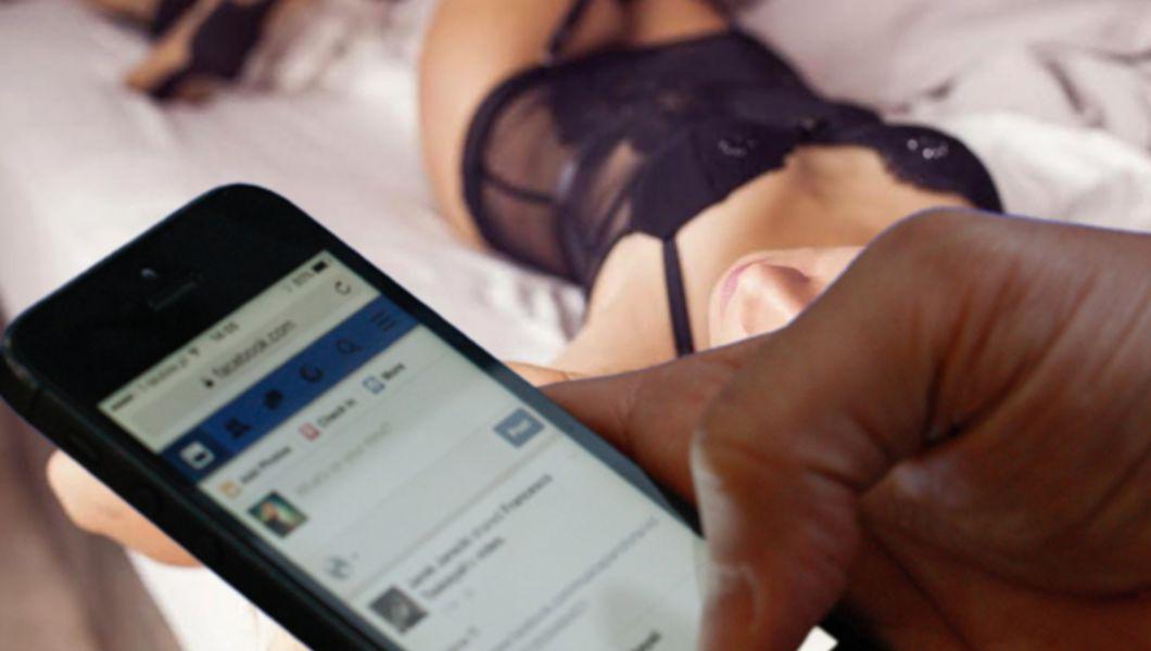 O tânără dezbrăcată, pe un pat; un bărbat cu un telefon mobil deschis pe o pagină de Facebook