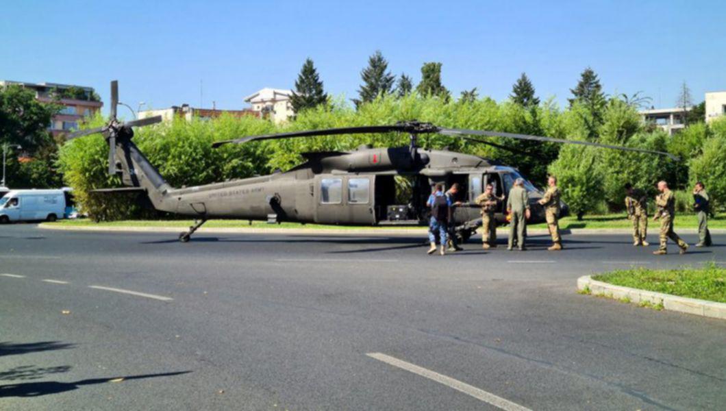 Avion militar aterizat într-o intersecție în București