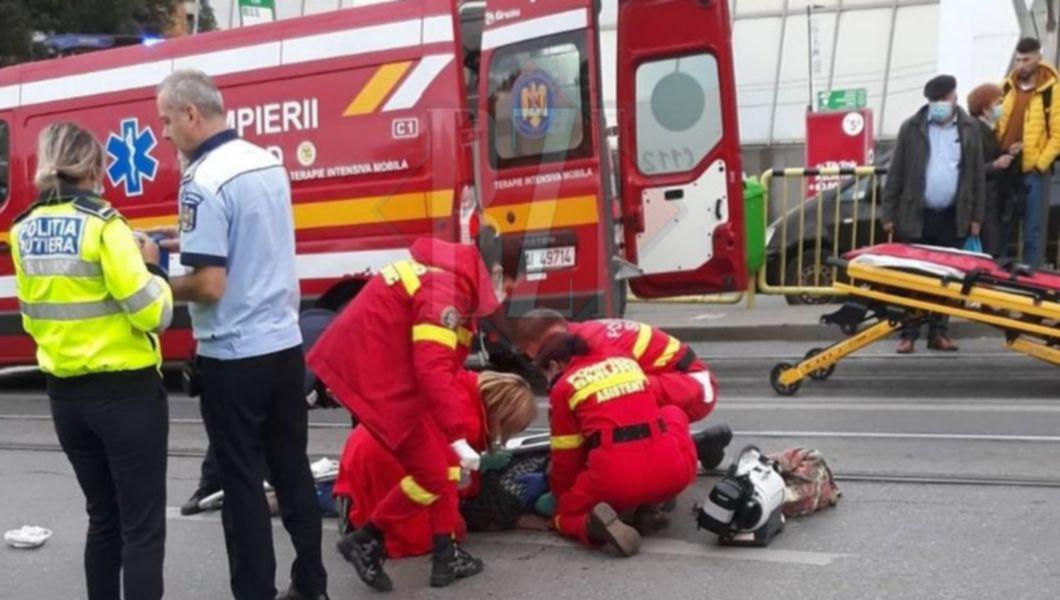 Echipaj medical care acordă primul ajutor unei victime rezultată în urma unui accident rutier