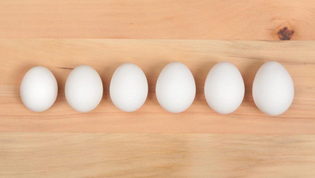 Șase ouă albe aliniate
